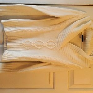 White knited sweatshirt